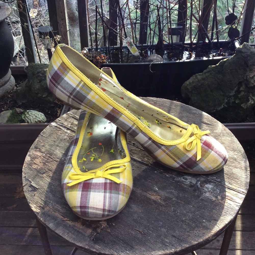 Styluxe yellow/brown plaid textile flats with bow